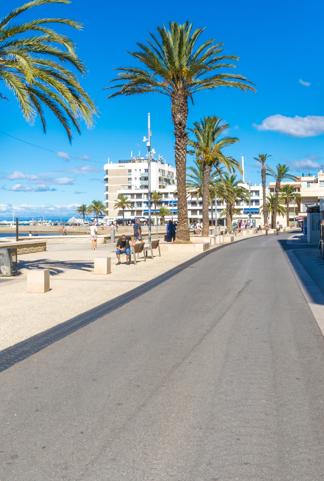Camping Abri de Camargue : front de mer au Grau-du-Roi, côté chaussée