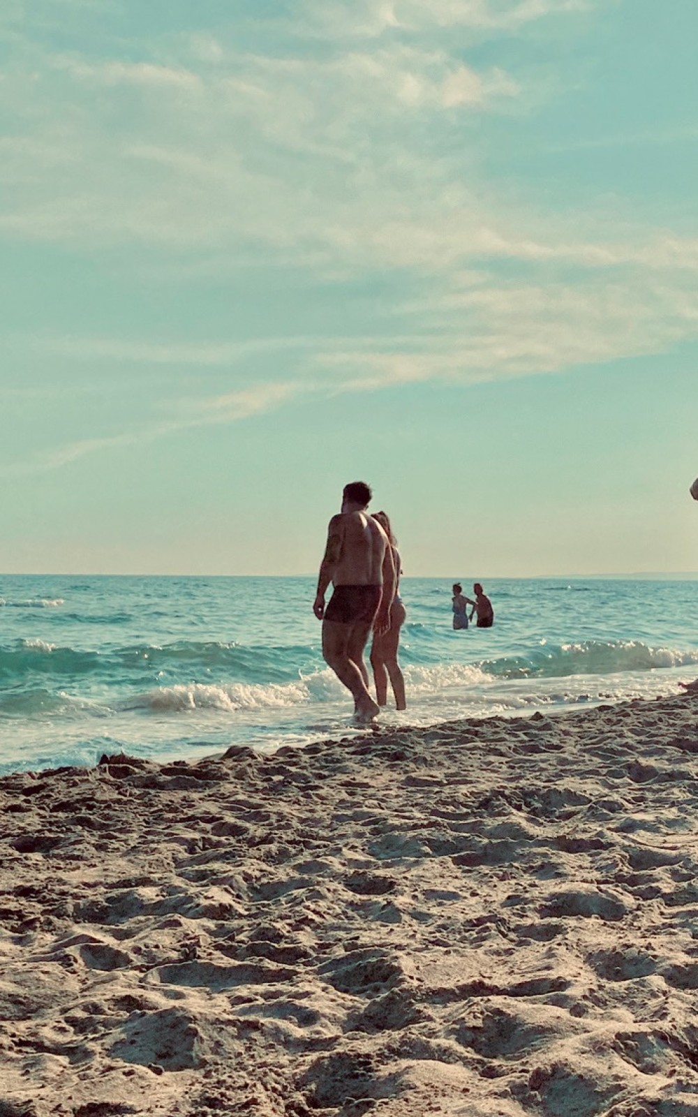 Amis se baladant sur la plage de l'Espiguette