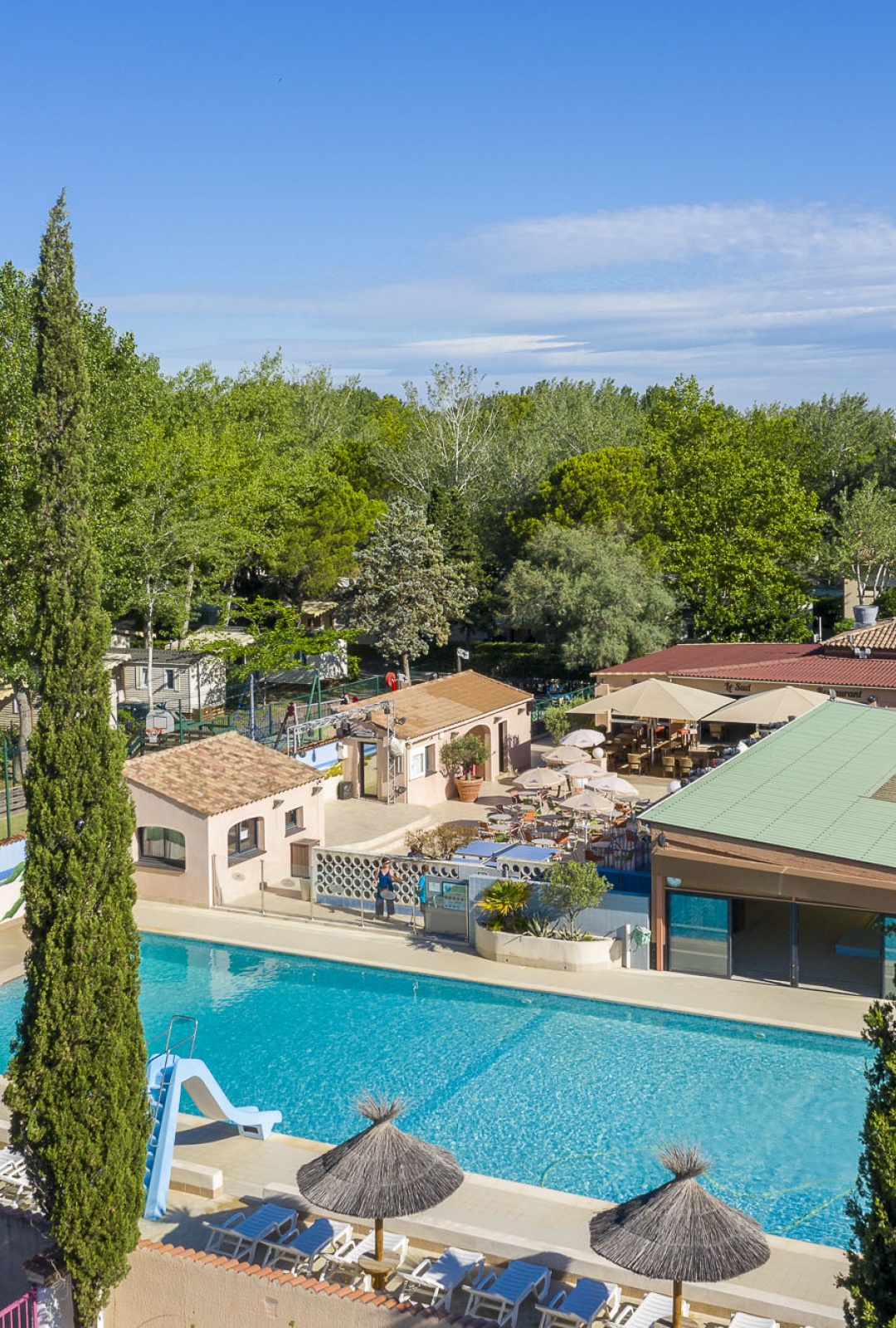 Les piscines, l'une couverte, l'autre d'extérieure se greffe à la terrasse et au restaurant près de l'entrée principale