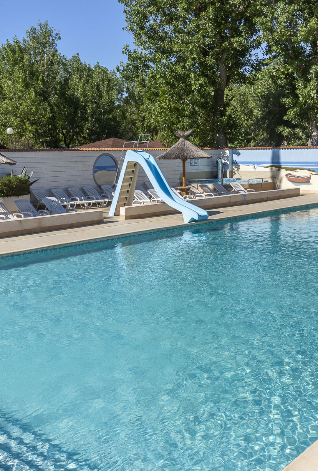 La piscine bénéficie d'un entretien rigoureux pour une hygiène parfaite