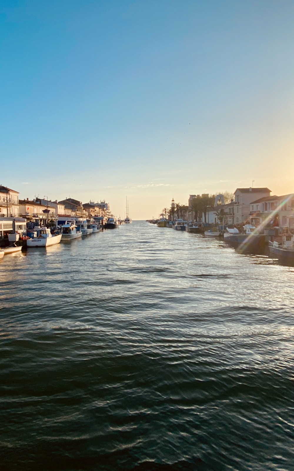 Coucher de soleil sur le port du Grau-du-Roi, un classique qui saisit toujours