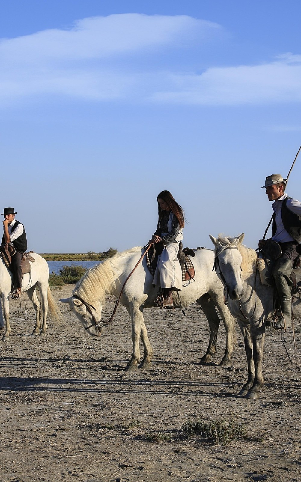 Jeunes gardians montant leurs chevaux