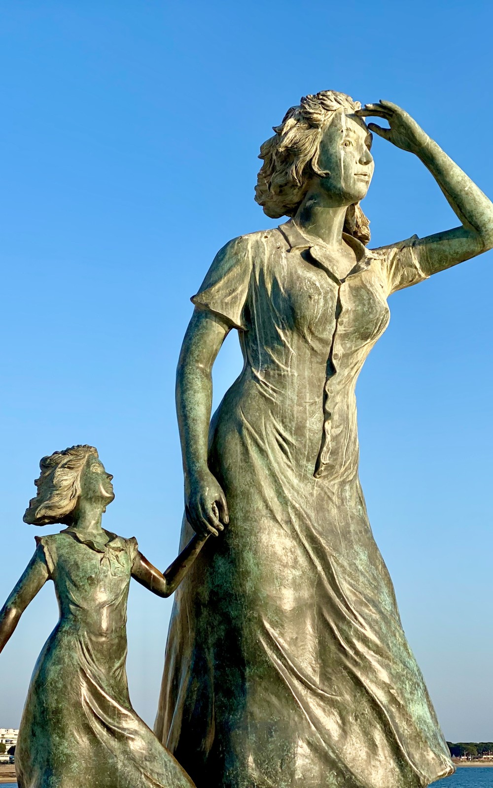 La Statue de l’Espérance face à la mer, rend hommage aux femmes de notre territoire.