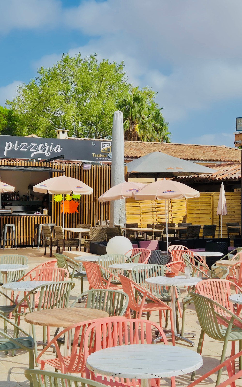 Notre restauration éphémère “LE SUD” vous propose un grand choix, allant du café au dîner à la carte, des spécialités régionales, poissons et fruits de mer, plats à emporter