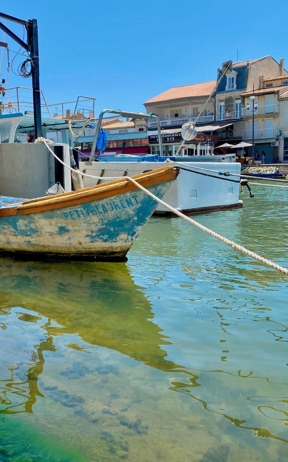 Vieille barque de pêche dans le port du Grau-du-Roi