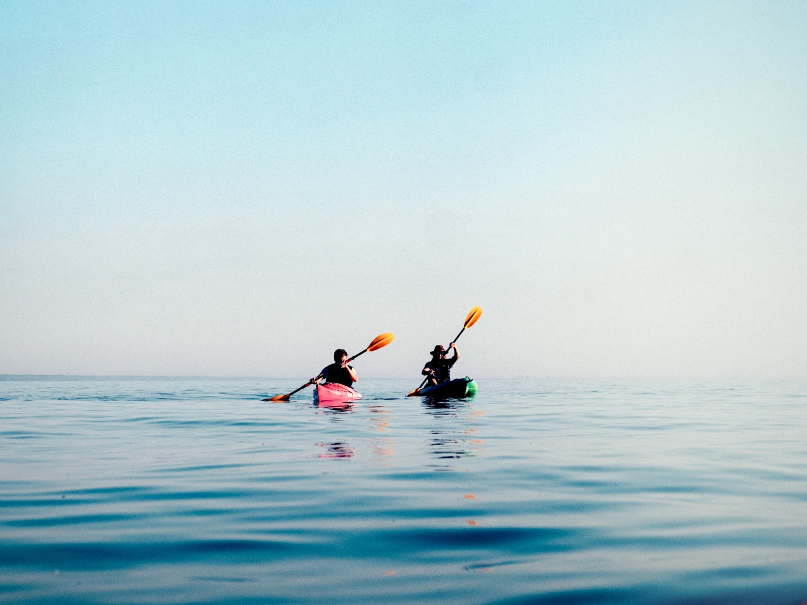 Kayak en mer, vacances au Grau-du-Roi (crédit photo Kristopher Villa @Unsplash)