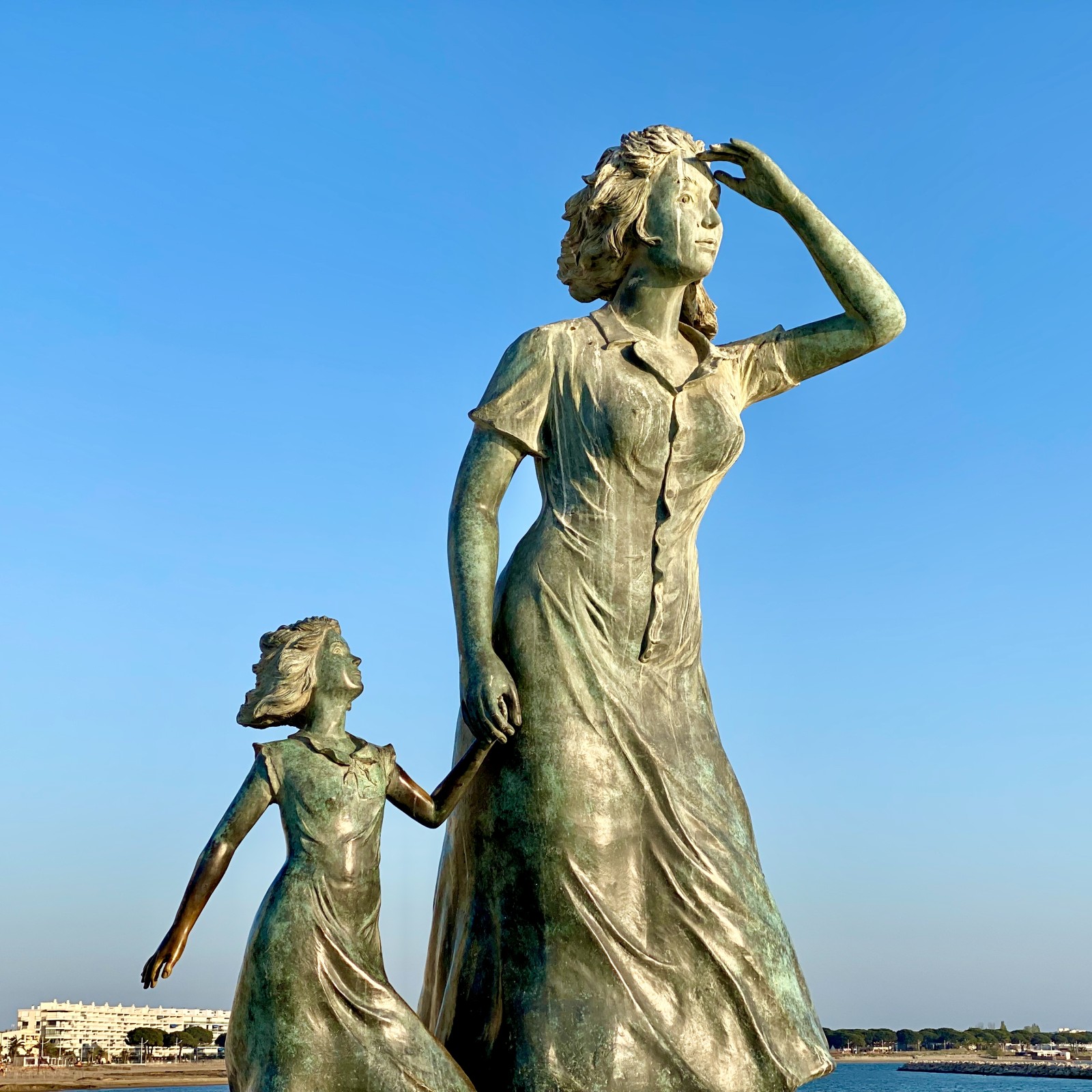 La Statue de l’Espérance face à la mer, rend hommage aux femmes de notre territoire.