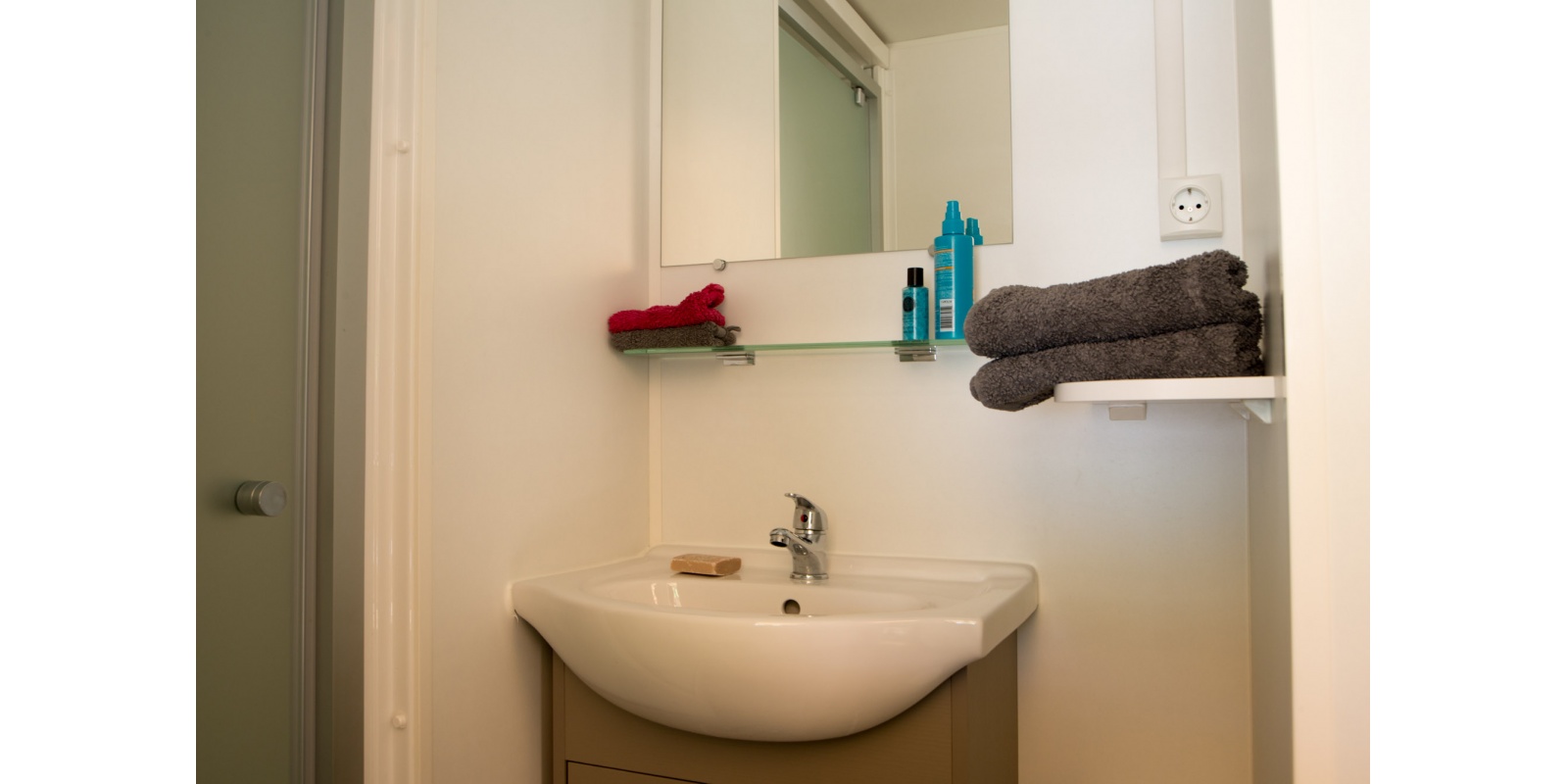 la salle d'eau du mobil-home famille plus