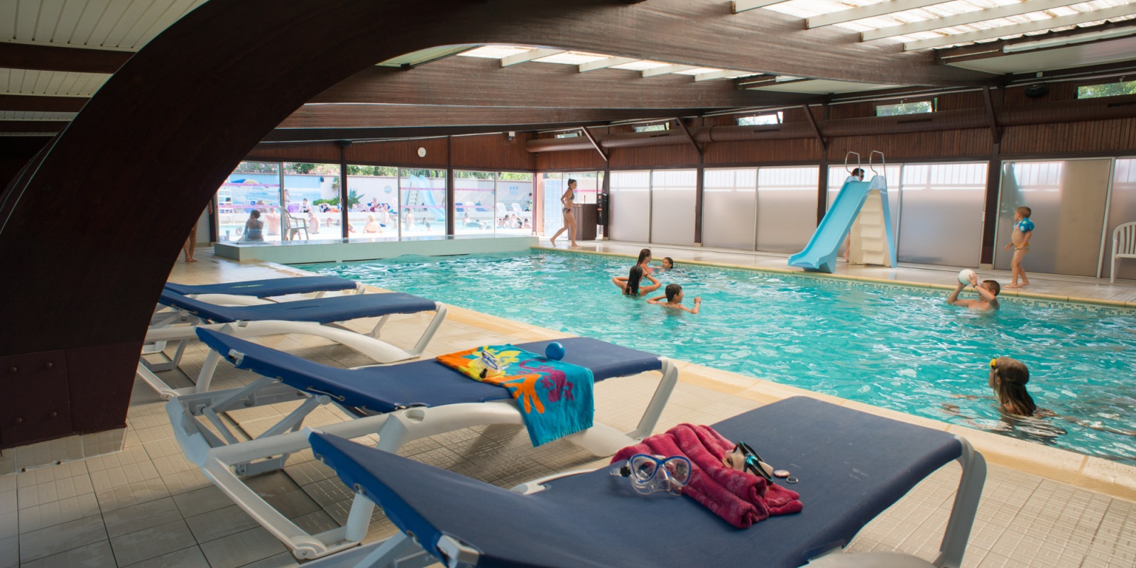 Un plaisir pour toute la saPiscine intérieure, vue sur les transats : un plaisir pour toute la saison — Abri de Camargueison