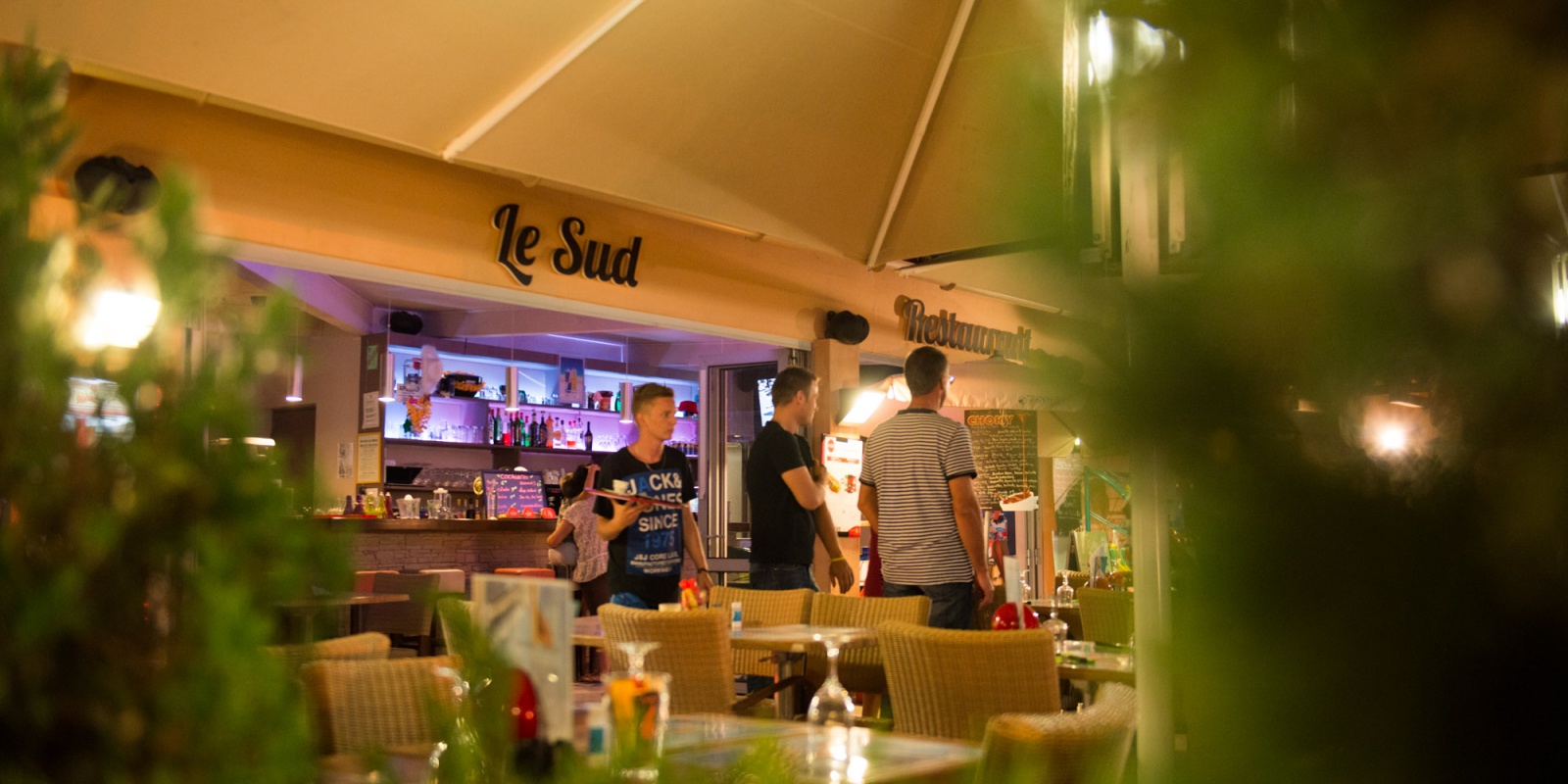 Le restaurant Le Sud en soirée