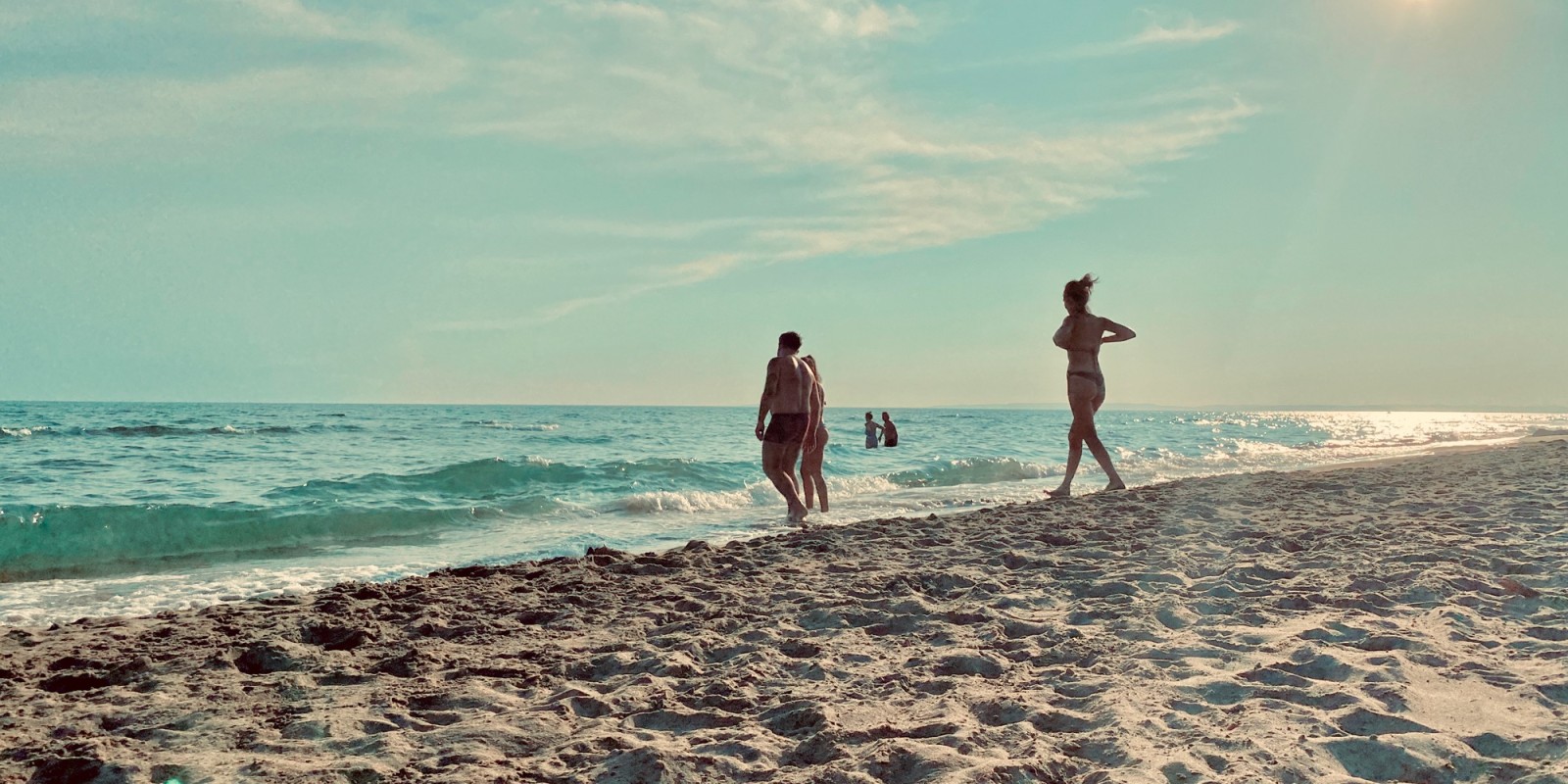 Amis se baladant sur la plage de l'Espiguette