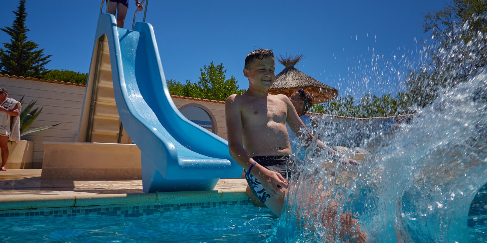 Jeu d'enfant dans la piscine
