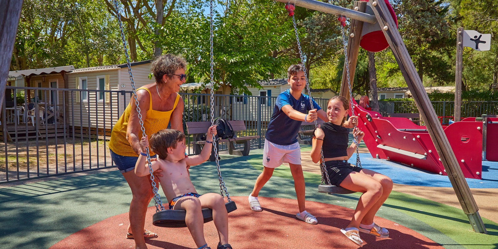 Jeu en famille avec les balançoires