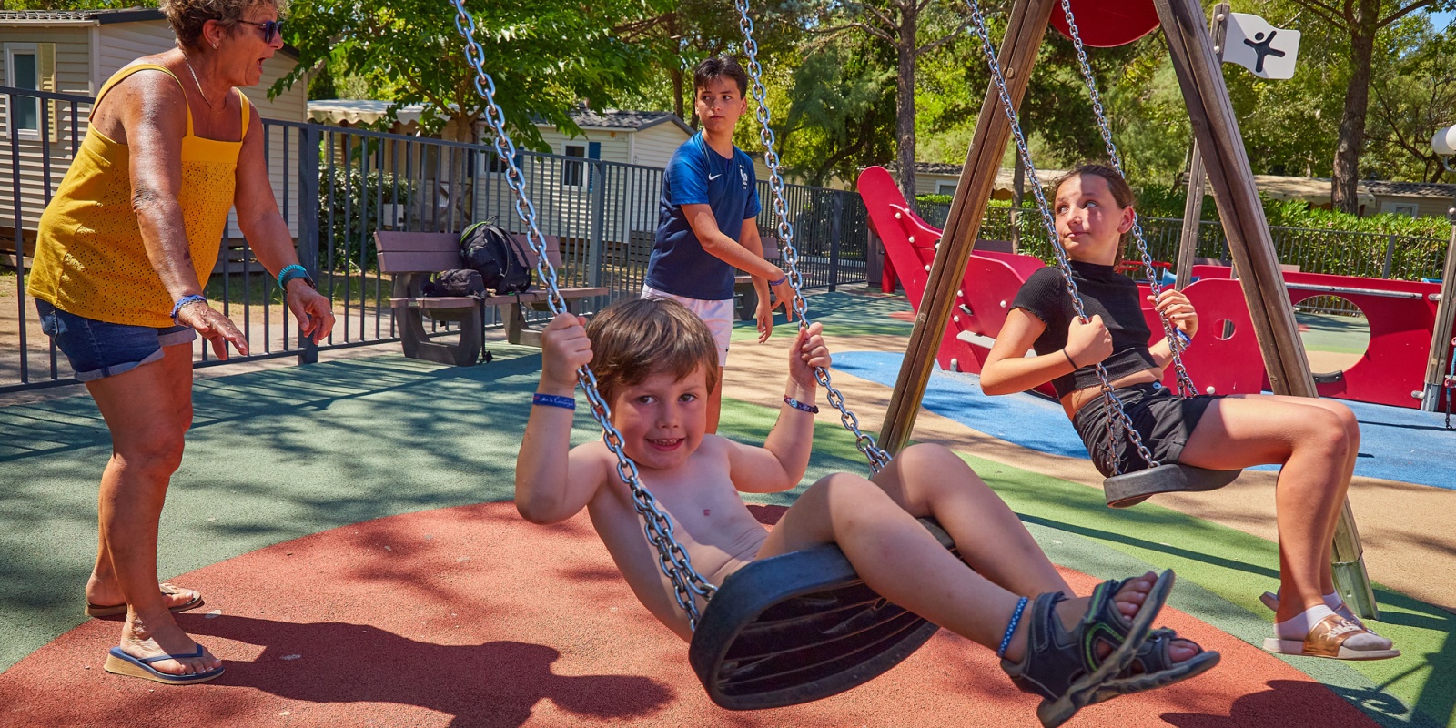 Jeu en famille avec les balançoires - autre vue