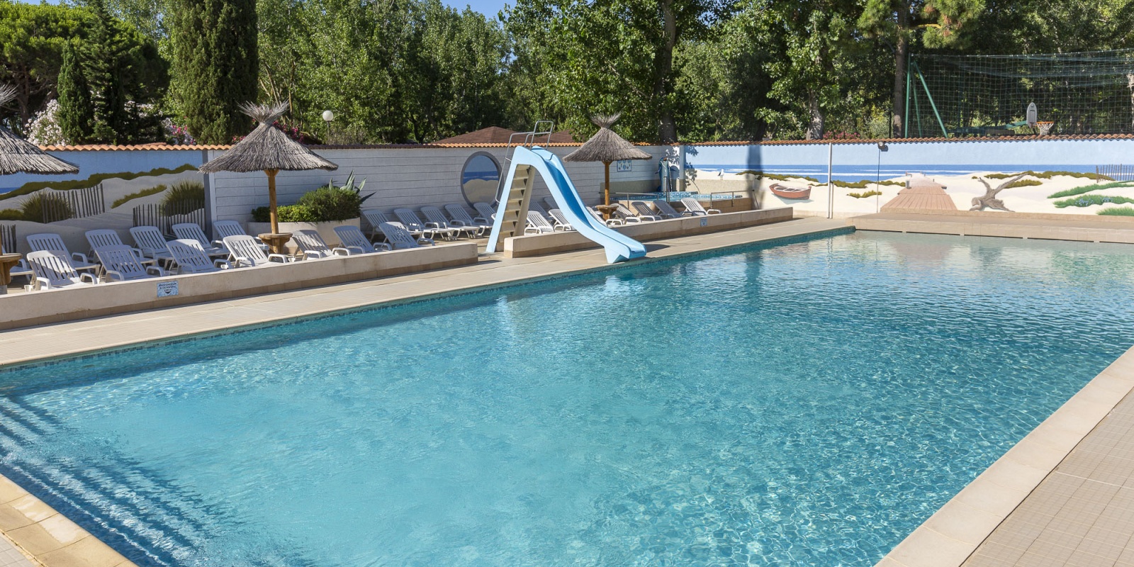 La piscine bénéficie d'un entretien rigoureux pour une hygiène parfaite
