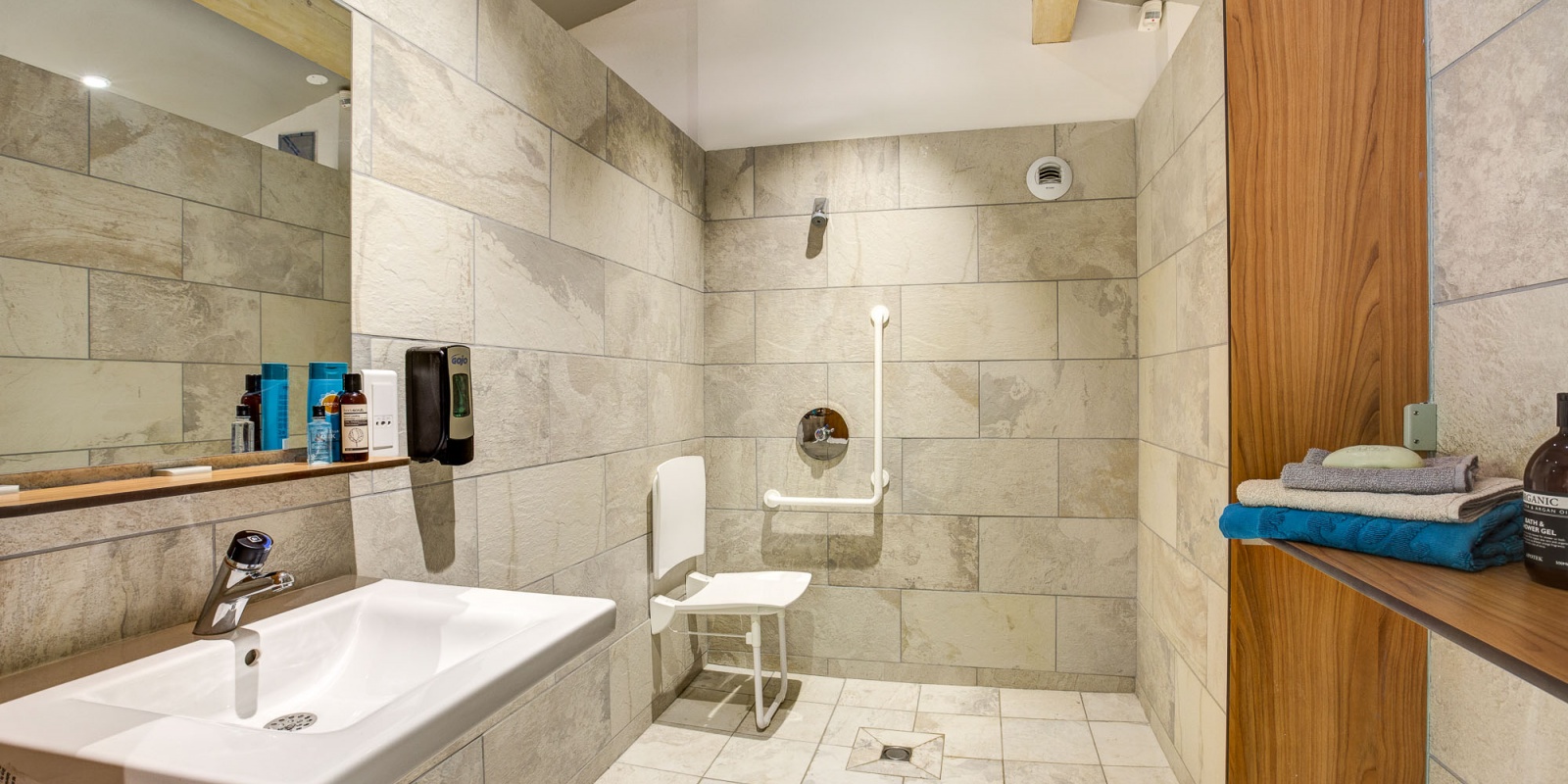 Nouvel espace commun avec de grandes douches privatives, adaptées au personne à mobilité réduite