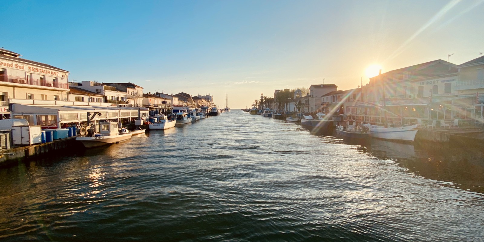 Coucher de soleil sur le port du Grau-du-Roi, un classique qui saisit toujours