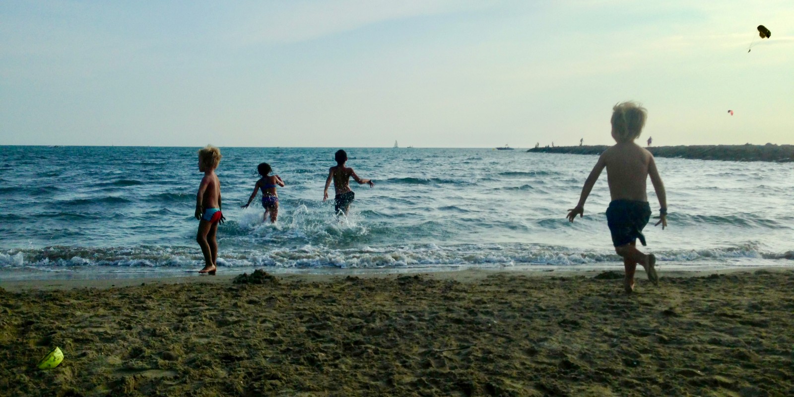 Enfants jouant sur la plage du Boucanet, la veille de la rentrée des classes