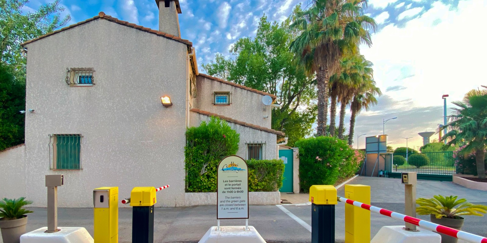 Entrée du camping un matin du mois d'août : ouverture dès 6h00