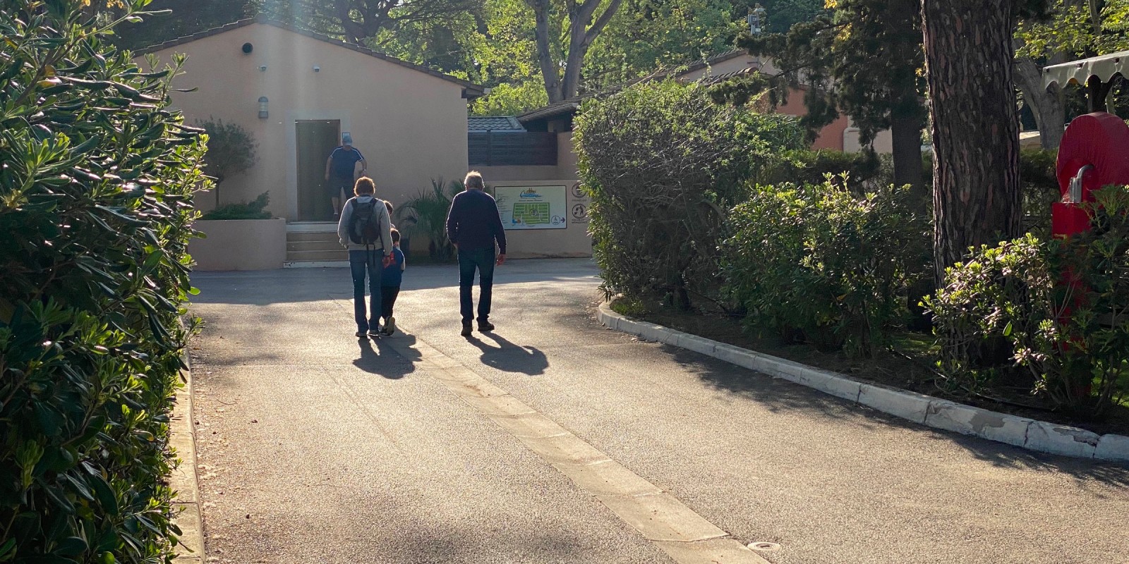 Grands-parents et enfants dans les allées du camping