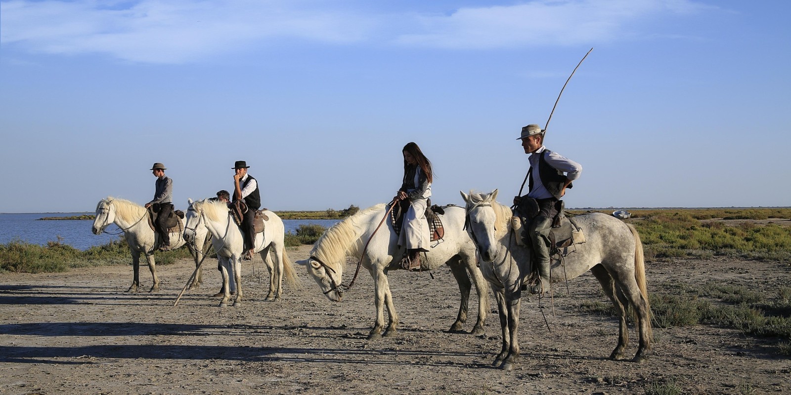 Jeunes gardians montant leurs chevaux