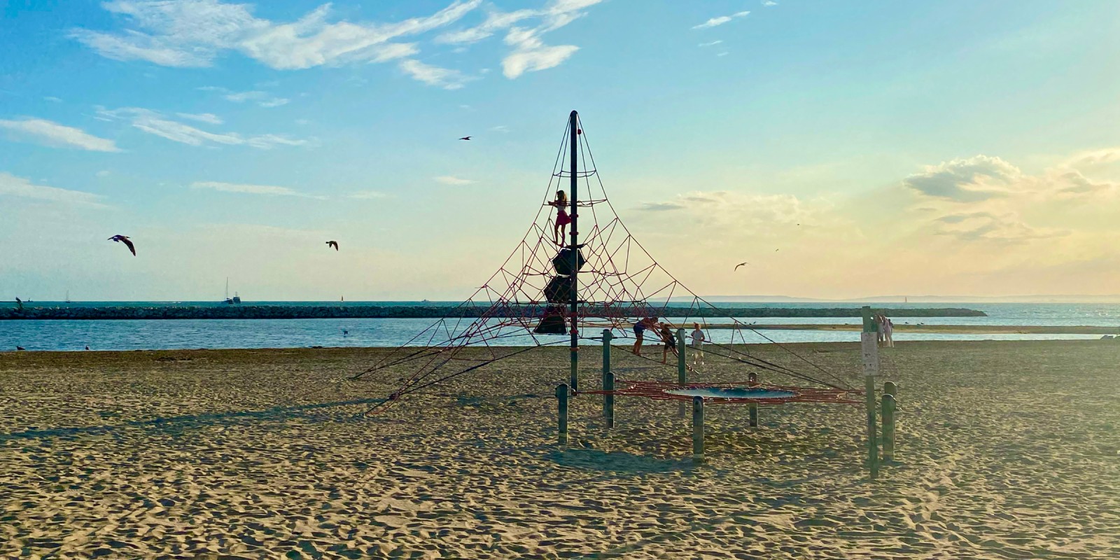 Jeux pour enfants sur la plage rive gauche