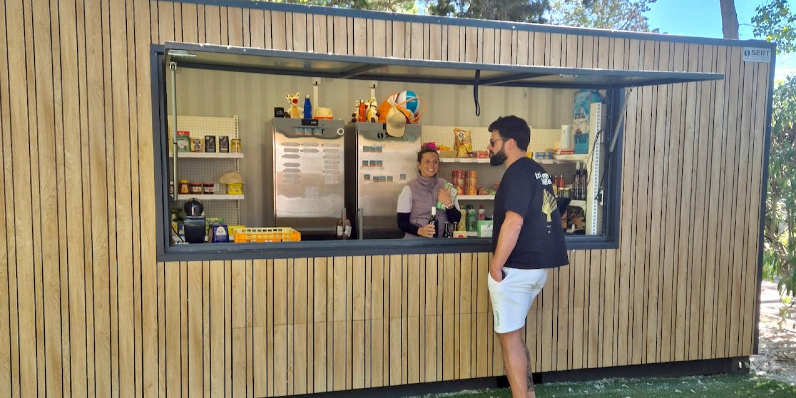 L'épicerie éphémère dans l'allée centrale du camping