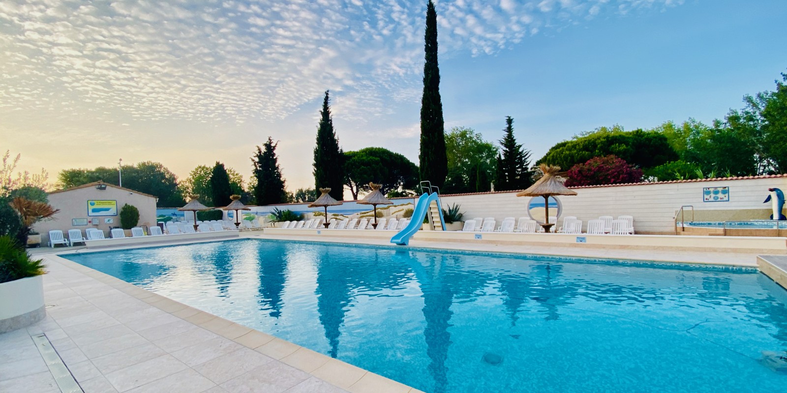 La piscine extérieure prise en photo au lever du jou