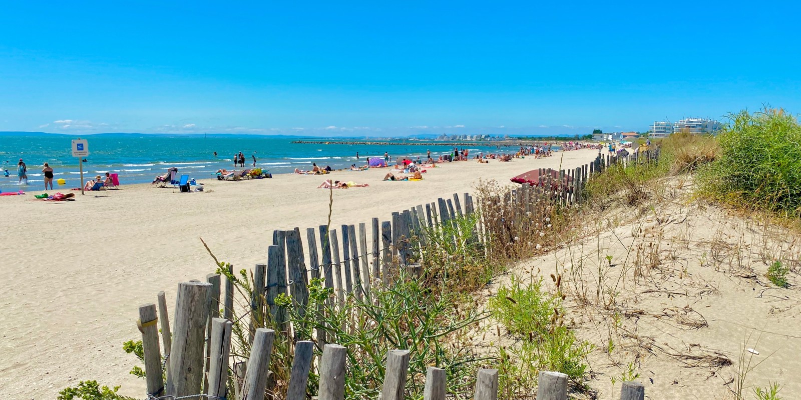 la plage du Boucanet s'étend jusqu'à la Grande-Motte