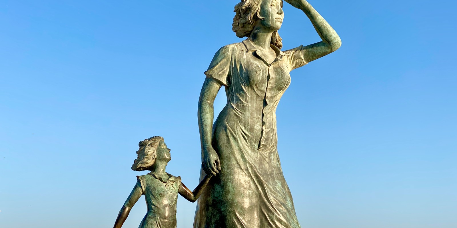La Statue de l’Espérance face à la mer, rend hommage aux femmes de notre territoire.