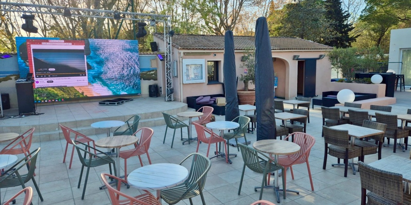 La terrasse du restaurant le Sud vous accueille en 2026