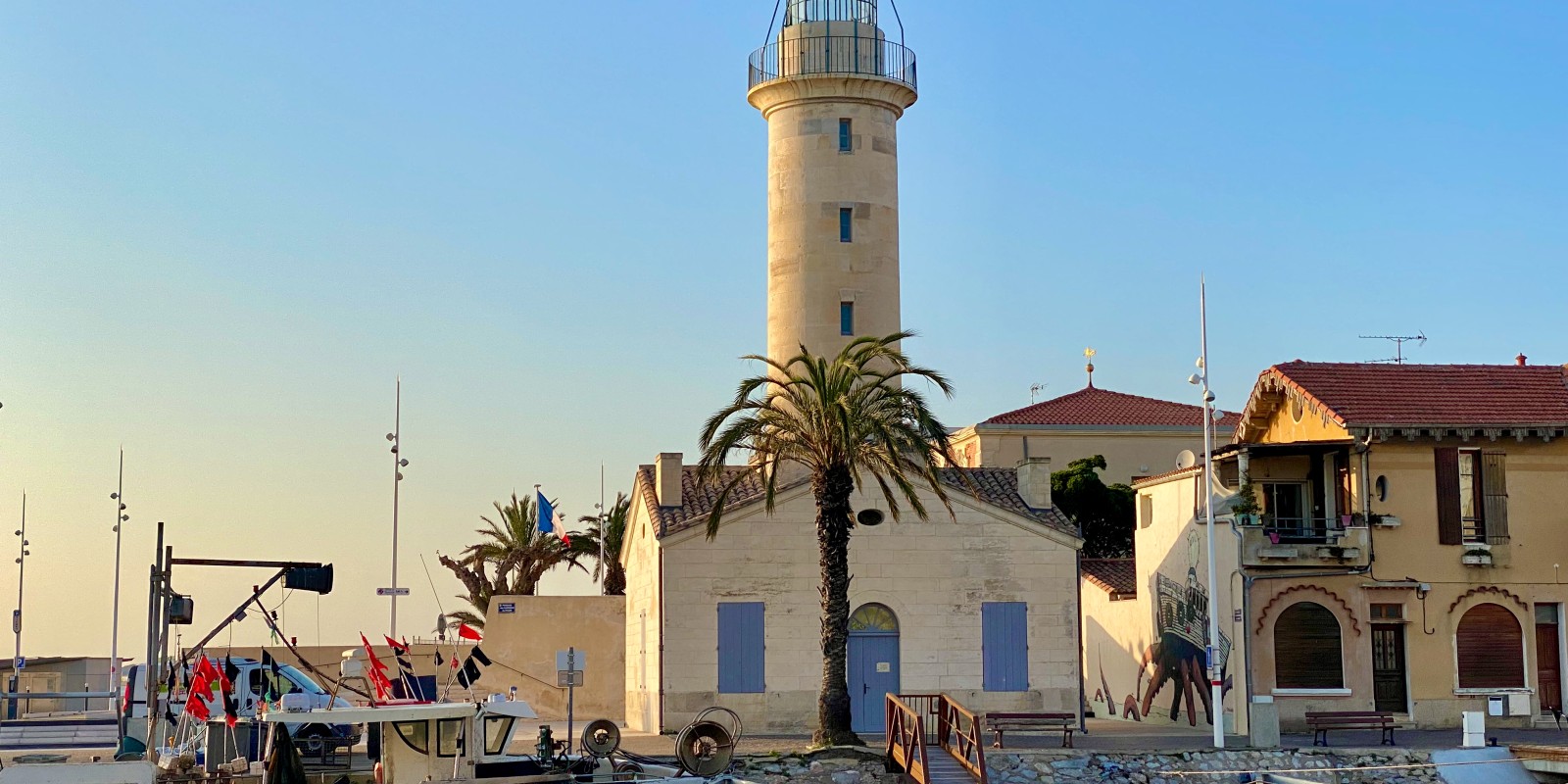 Le phare du Grau-du-Roi par un soleil couchant en avril 2025