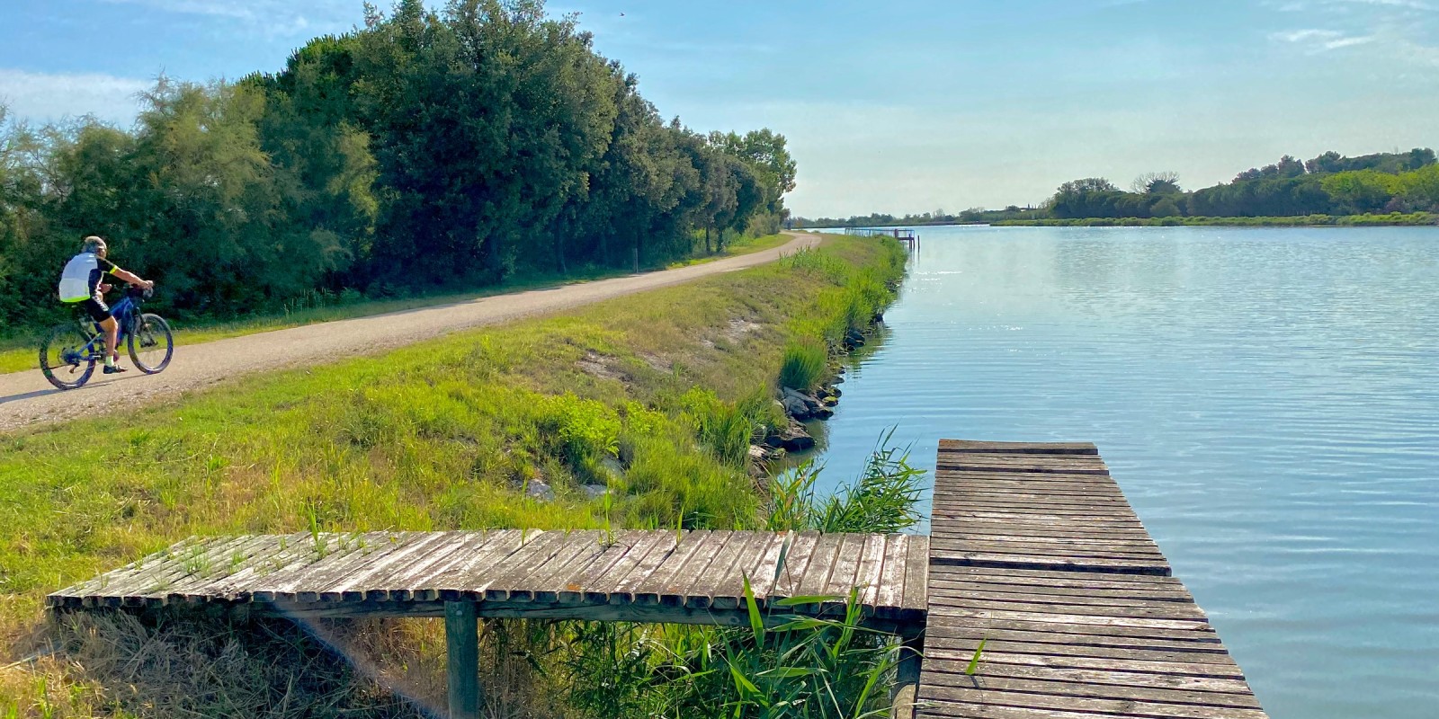 Bien des touristes profitent à vélo des allées le long du canal Saint-Louis et des merveilleux paysages