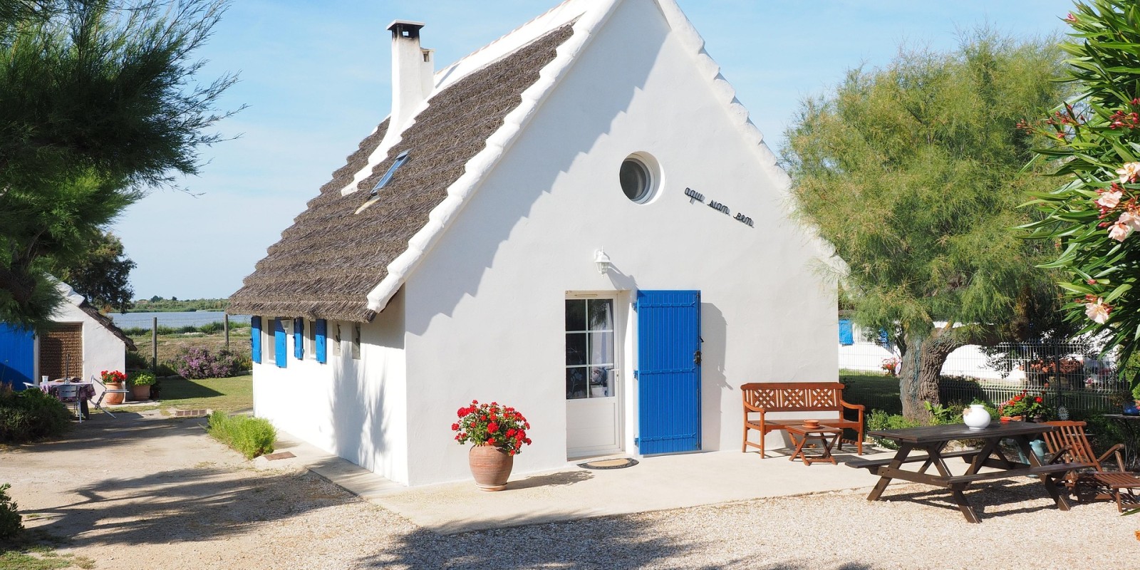  Les cabanes camarguaises, symboles d’un art de vivre simple et ingénieux (Image by Hans from Pixabay)