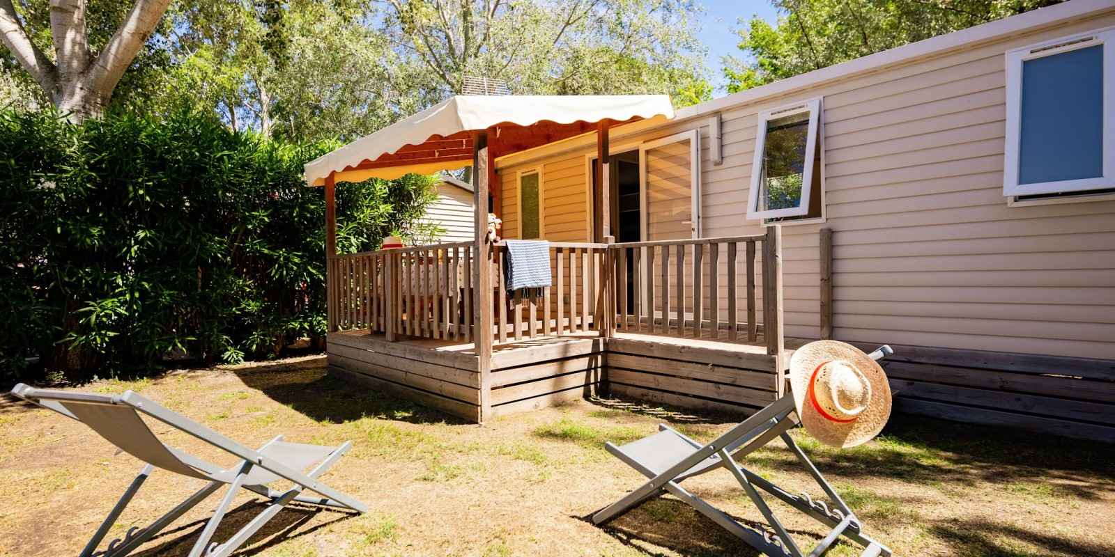 Mobil-home Grand Méditerranéen Confort 4 personnes, vue extérieure sur la terrasse