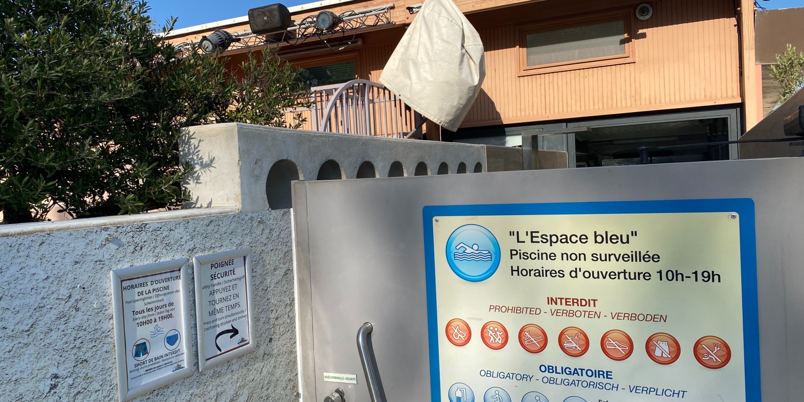 Panneau récapitulatif à l'entrée des piscines du camping