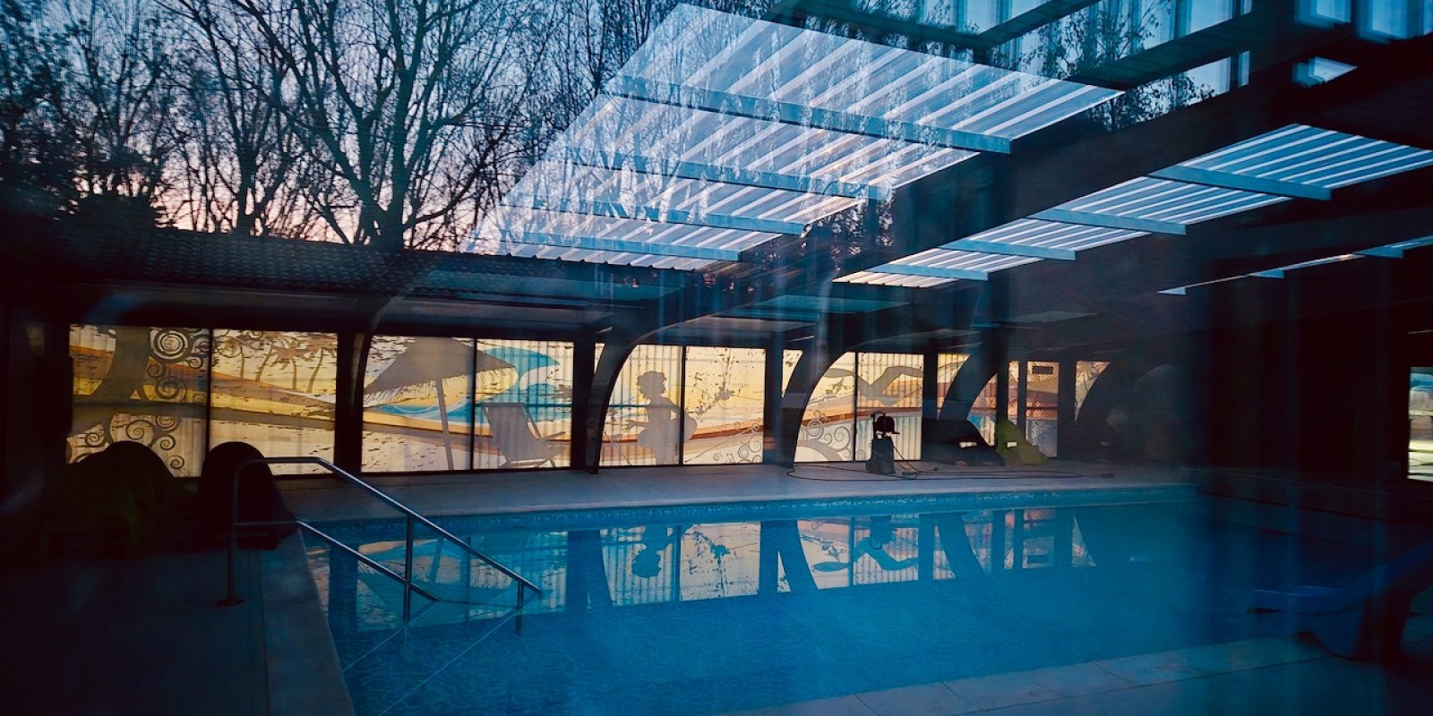 Piscine intérieure au crépuscule - printemps 2026