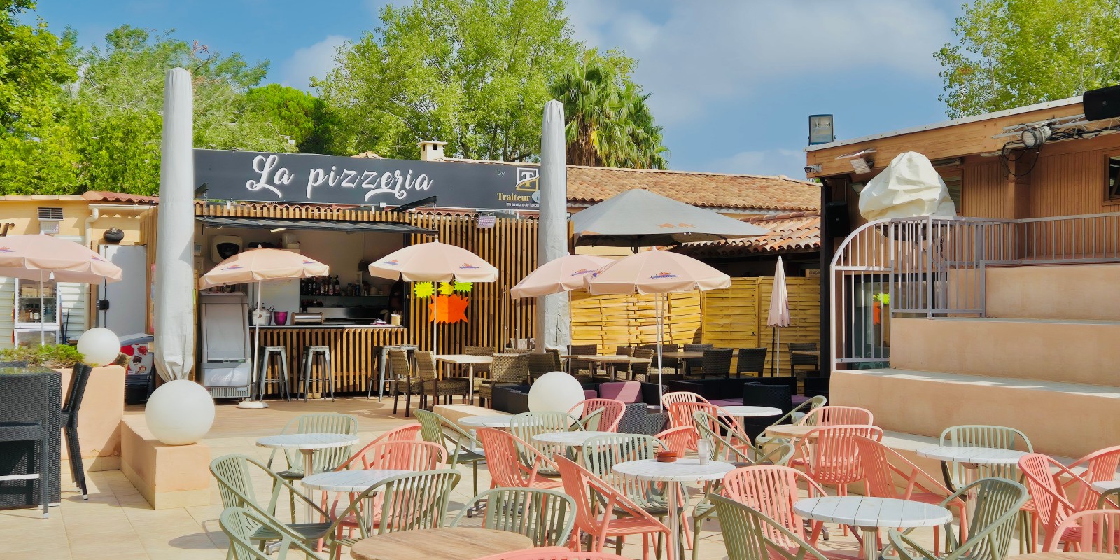 Notre restauration éphémère “LE SUD” vous propose un grand choix, allant du café au dîner à la carte, des spécialités régionales, poissons et fruits de mer, plats à emporter