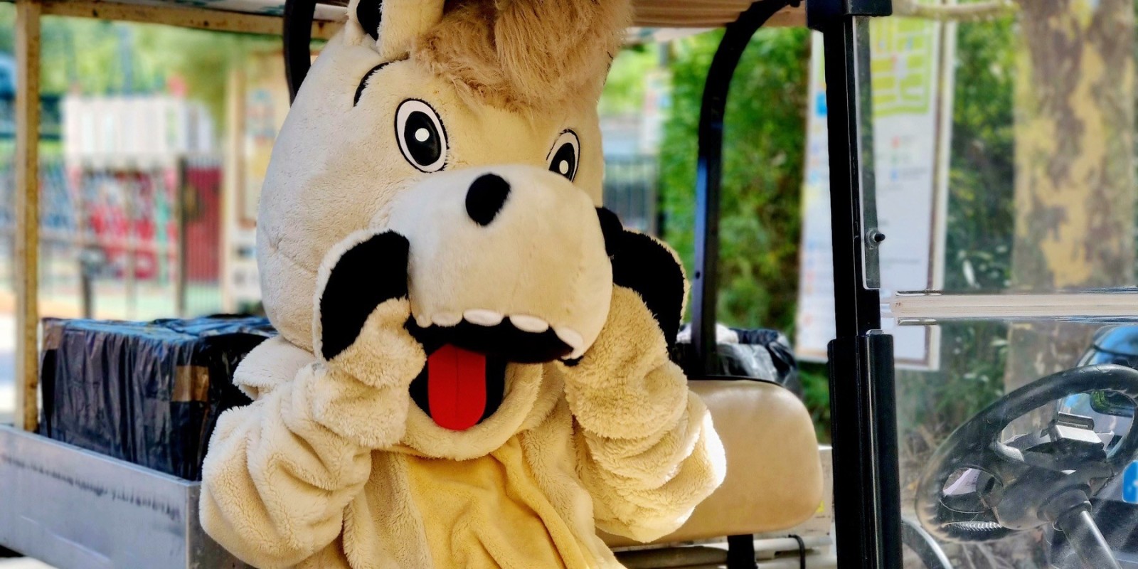 Samy dans sa golfette, l'idole des jeunes campeurs