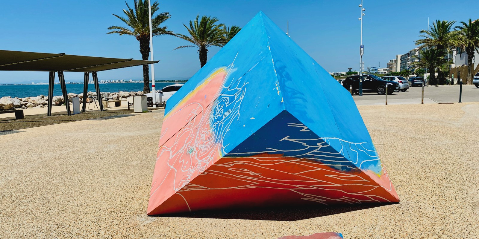 L'uniQUBE par cssJPG Jenfi (2019), cet hommage au peuple de la mer marque le début de la plage rive droite