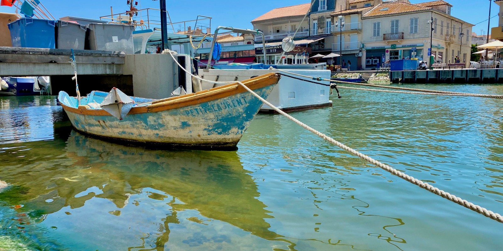 Vieille barque de pêche dans le port du Grau-du-Roi