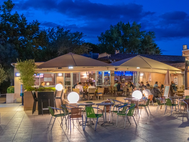 Camping Abri de Camargue : terrasse restaurant le Sud septembre 2020