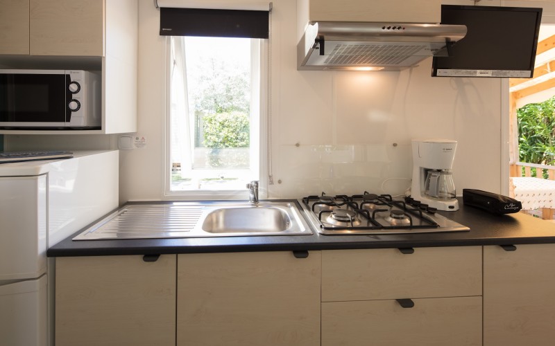 Mobil-home Grand Méditerranéen Confort 4 personnes, coin cuisine