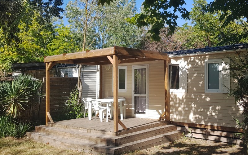 Cottage petit méditerranéen 2 à personnes et sa terrasse ensoleillée