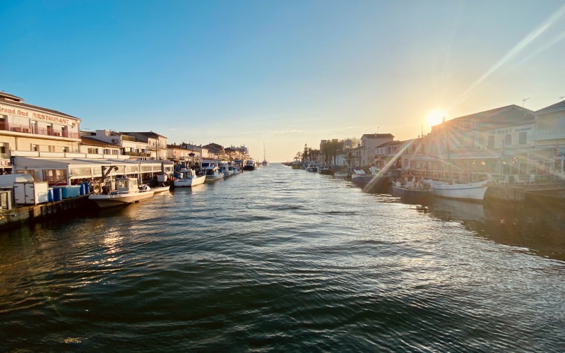 Coucher de soleil sur le port du Grau-du-Roi, un classique qui saisit toujours