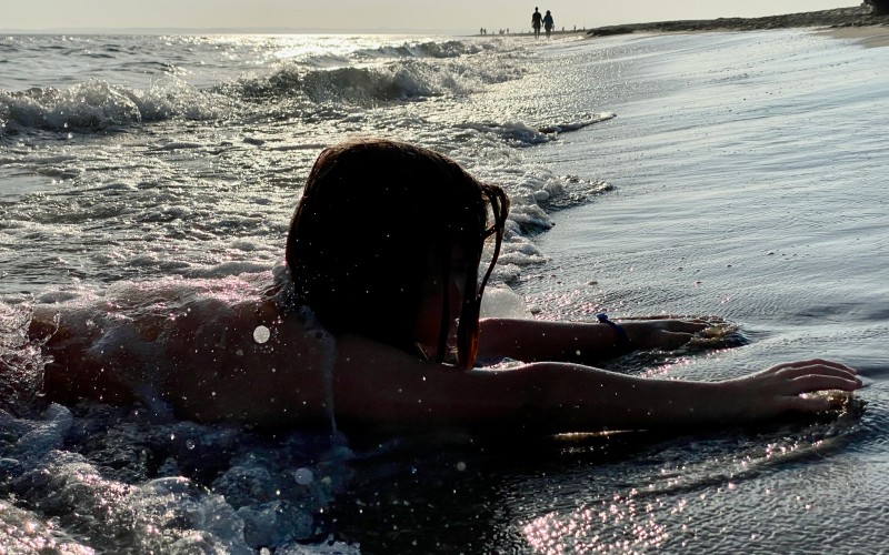 Enfant jouant dans les vagues au bord de l'eau, plage de l'Espiquette