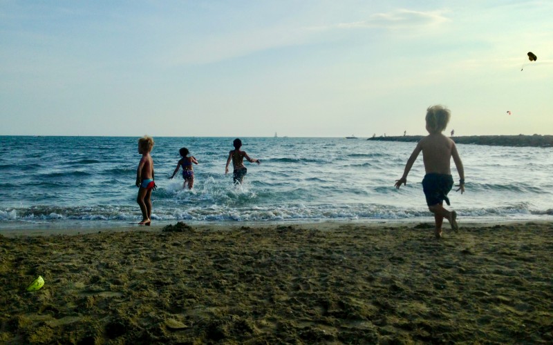 Enfants jouant sur la plage du Boucanet, la veille de la rentrée des classes