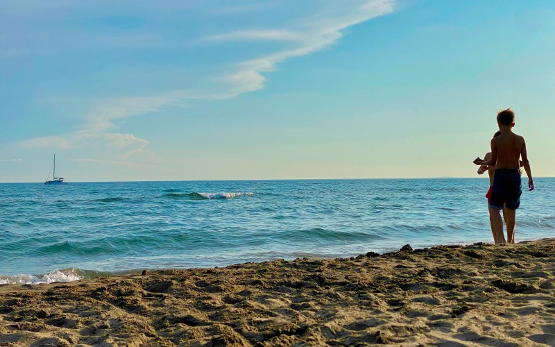 Enfants jouants sur la plage de l'Espiguette