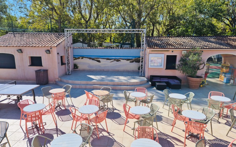 Grande terrasse du camping en 2025