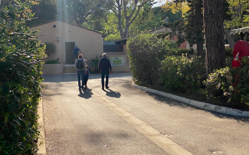 Grands-parents et enfants dans les allées du camping